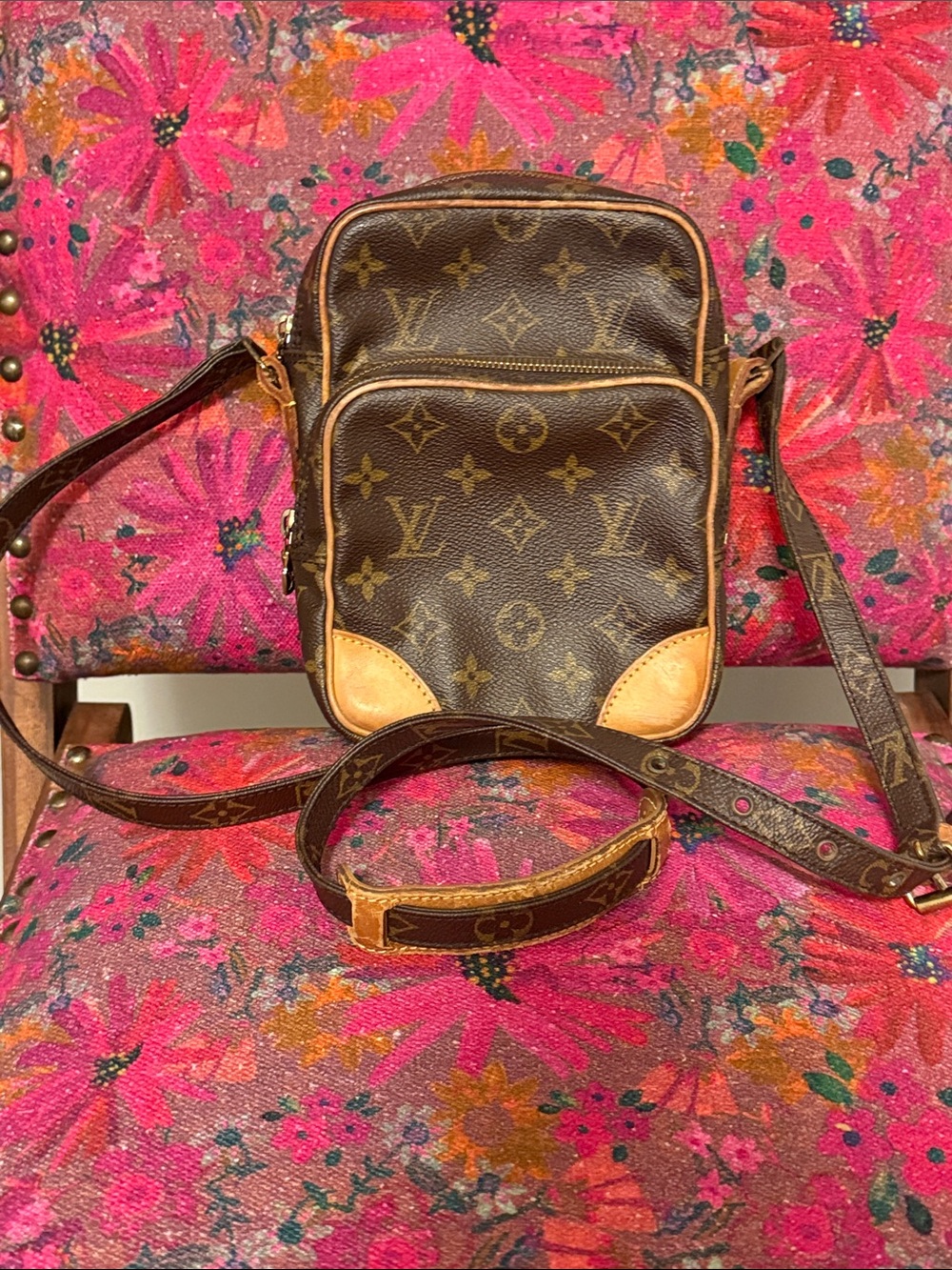Louis Vuitton Monogram Amazone Crossbody Bag with Natural Vachetta Trim - Picture 4 of 17